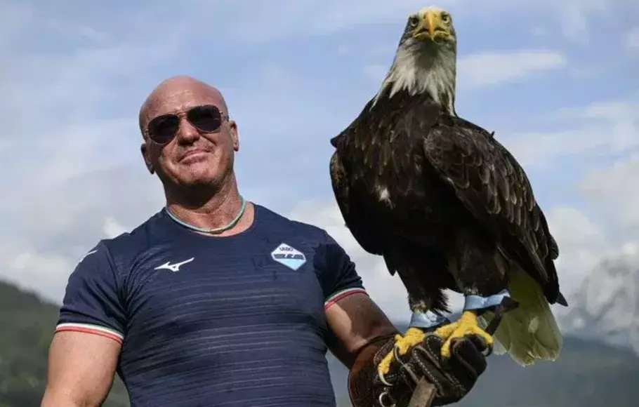 karena Posting-an Penis! Lazio Pecat Pawang Elangnya